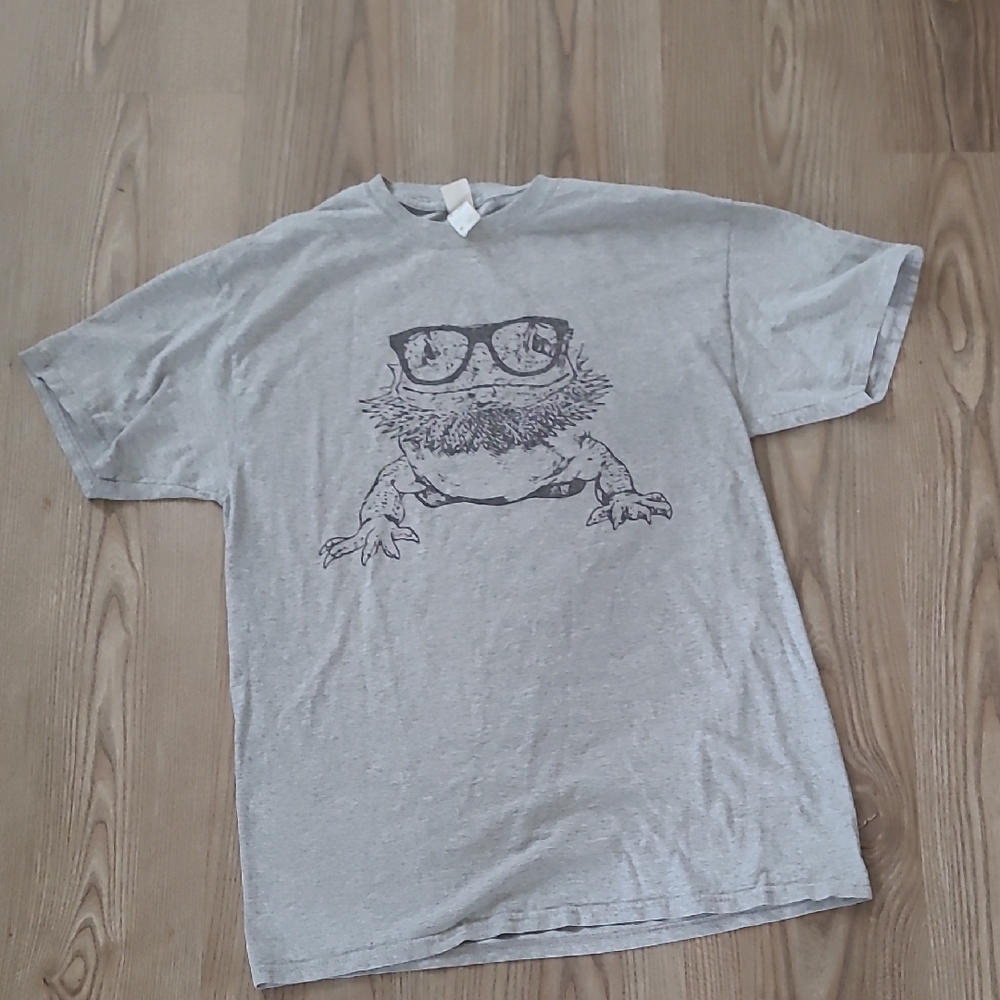 Gray Graphic Tee with Bearded Dragon Design